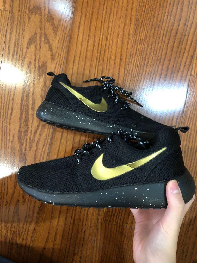 nike roshe black and gold