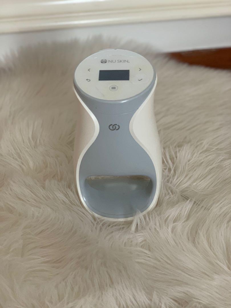 Nuskin AgeLOC Me (Category: Face Care) located in Singapore. Submitted by sheep2015 (Listing ID 1015611054, Image 1). Description: Selling off as I’m no longer using Nuskin. Perfect condition 9/10 The top sticker still attach .