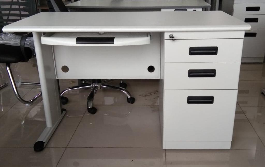 Office Table 3 Drawers Home Furniture Furniture Fixtures Office Furniture On Carousell