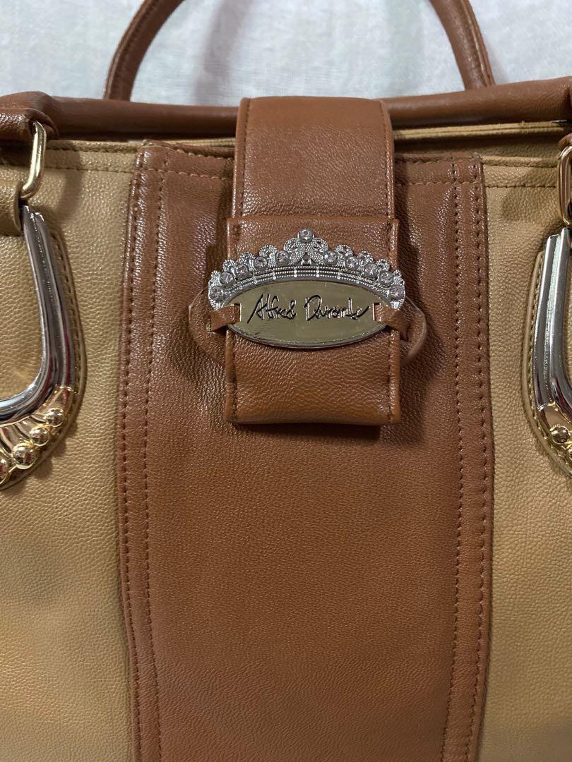 Alfred deals durante purse