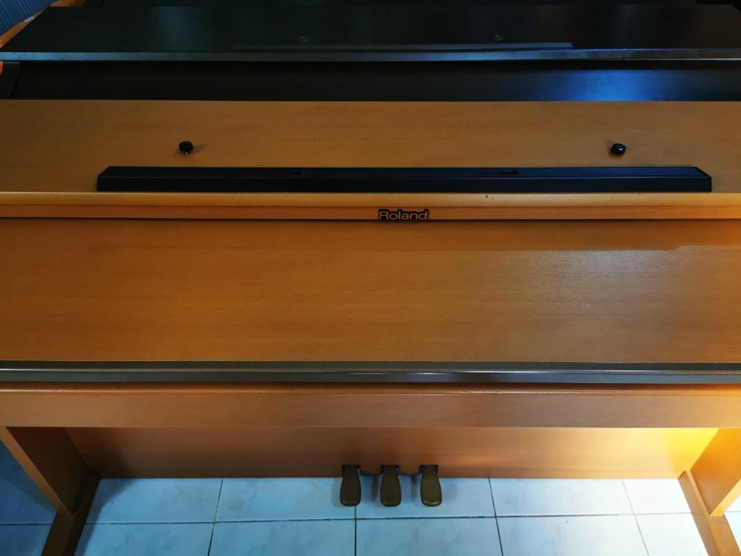 Roland digital electric piano (Category: Musical Instruments) located in Paranaque City. Submitted by tegtegs (Listing ID 1015666183, Image 3). Description: Fso: roland hp 103 digital keyboard 220v With bench With minor dents and scratches(laminate) Hindi pwede sa maselan sa cosmetics High grade keyboard assembly po ang nakalagay dito, meaning hindi basta basta nababali ang hammer po nito Wala lang lyric stand, hanapan ko nalang ng iba.... Jackpo