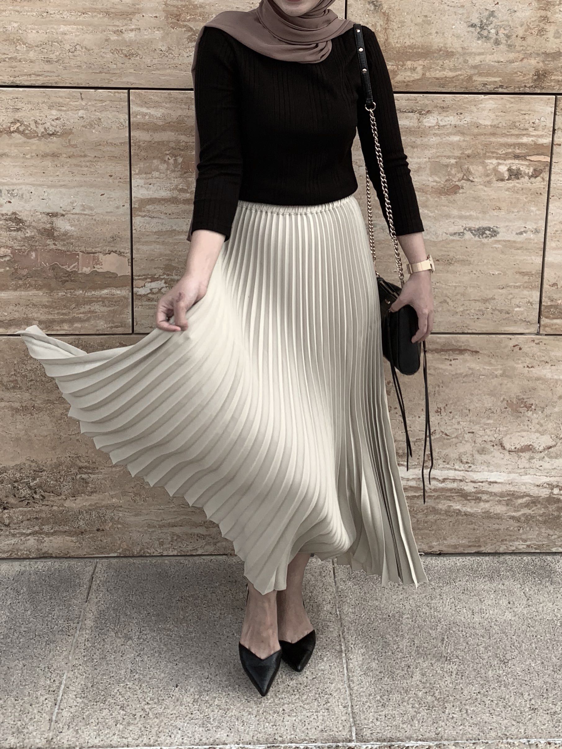 Larney pleated skirt, Women's Fashion, Bottoms, Skirts on Carousell