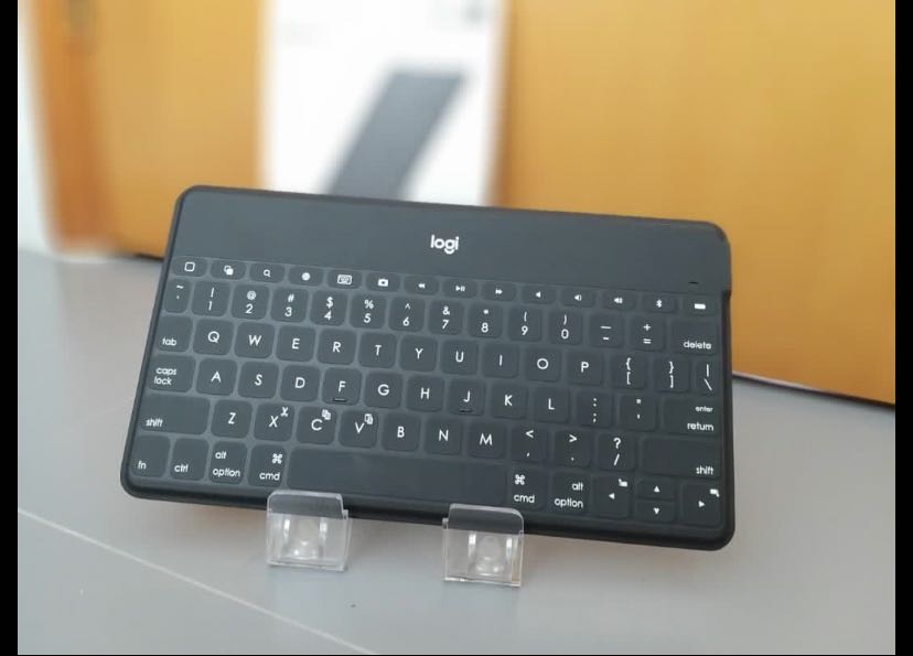 Logitech wireless keyboard iPad laptop, 電子產品, 其他 Carousell