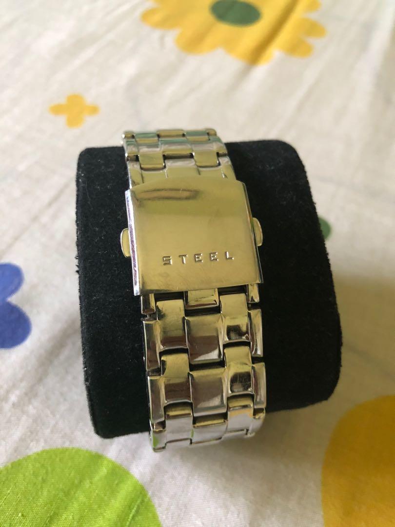 Men’ Guess Watch (Category: Men's Watches) located in Paranaque City. Submitted by jayceedoe (Listing ID 1015771189, Image 2). Description: Vintage Men’s Guess Watch circa 2006, stainless Steel, Quartz. Very good condition with slight inevitable signs of usage at the back. Seldom used, decluttering because of so many unused watches..