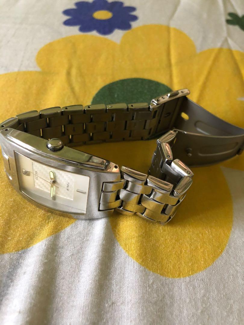 Men’ Guess Watch (Category: Men's Watches) located in Paranaque City. Submitted by jayceedoe (Listing ID 1015771189, Image 3). Description: Vintage Men’s Guess Watch circa 2006, stainless Steel, Quartz. Very good condition with slight inevitable signs of usage at the back. Seldom used, decluttering because of so many unused watches..