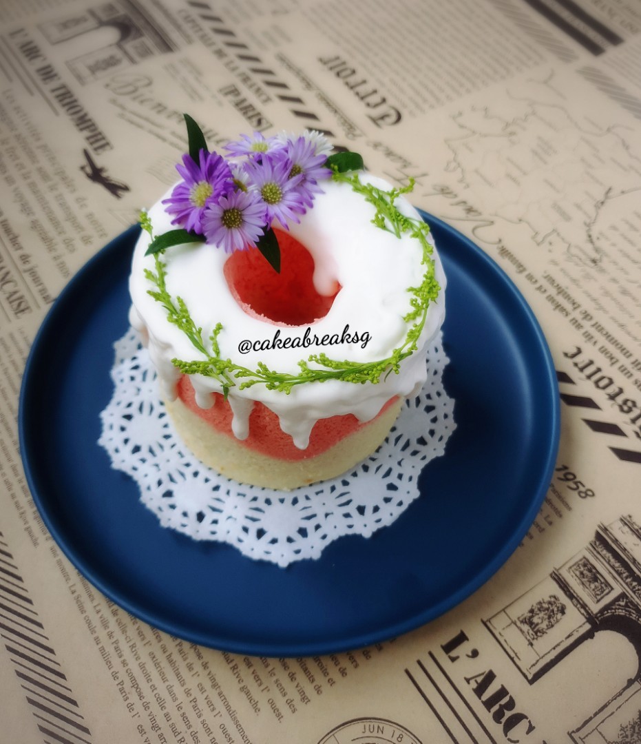 Mini Chiffon Drip Cake With Fresh Flowers Food Drinks Baked Goods On Carousell