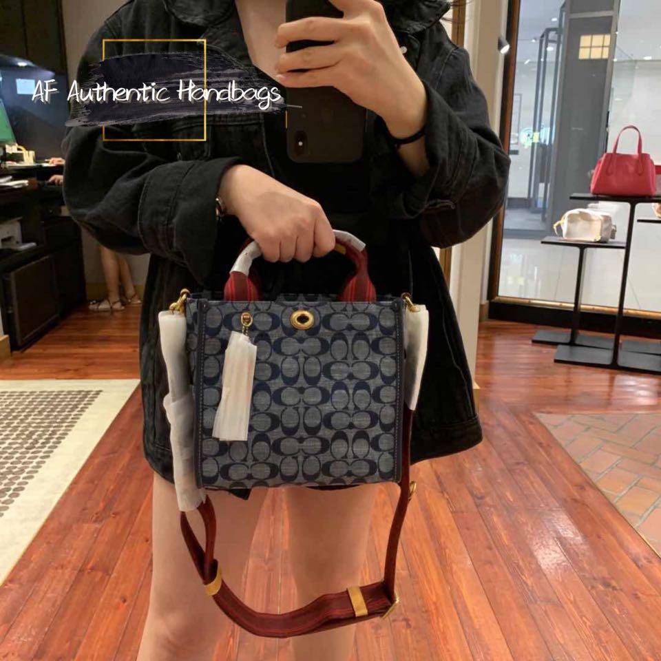 coach signature cassie