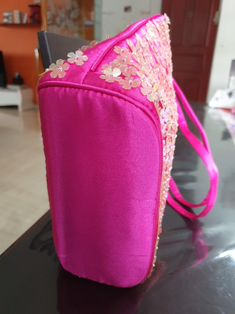 Sequin Bag (Category: Cross-body Bags) located in Singapore. Submitted by morley66 (Listing ID 1015950665, Image 3). Description: Very cool sequin handbag. Can be used for club or dinner outing. Sexy look. Selling on behalf of friend..