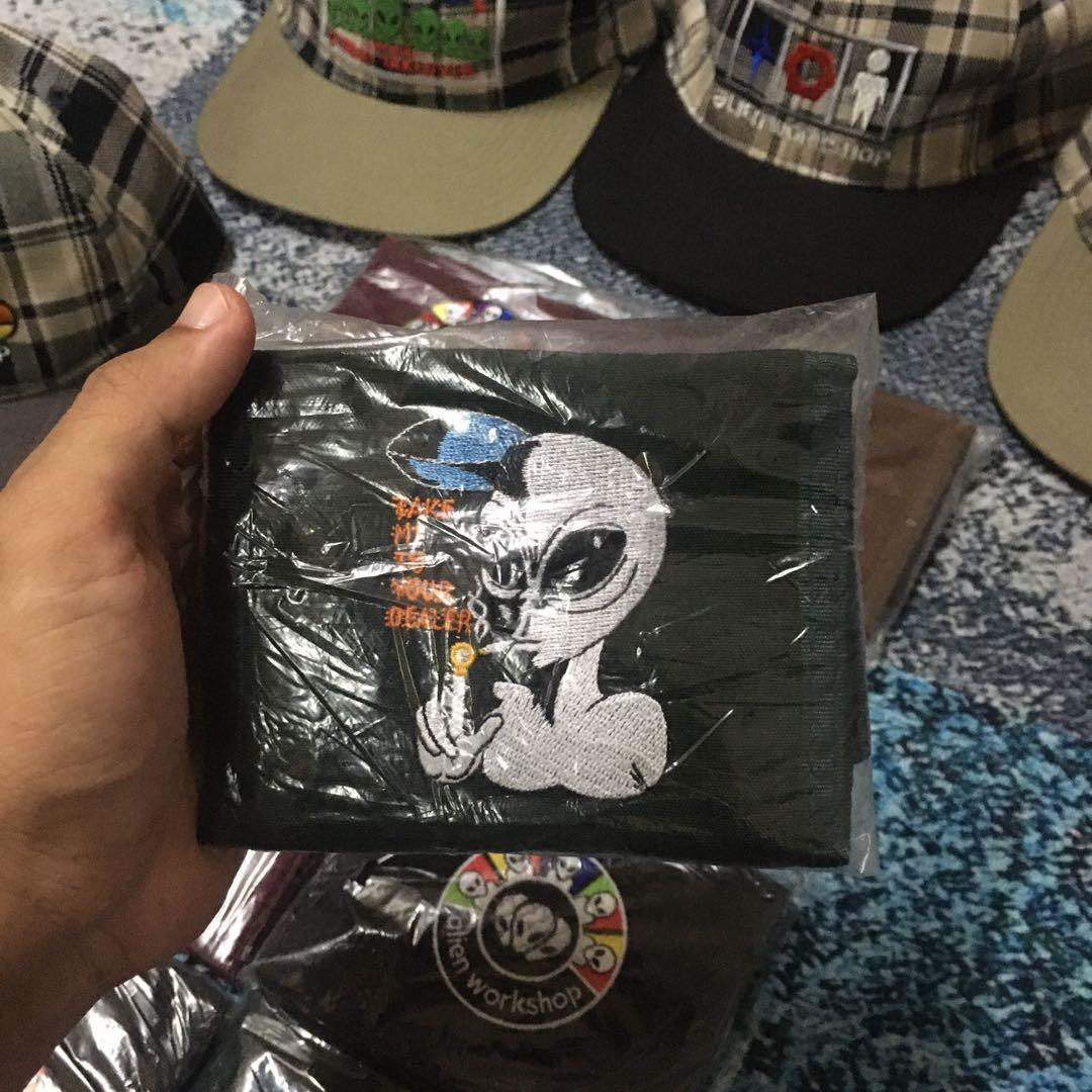 Wallet Alien Workshop (Category: Wallets & Card Holders) located in Alor Gajah. Submitted by happyhappythrift (Listing ID 1015874213, Image 2). Description: Alien workshop wallet Deadstock item RM90 excl pos Combo RM80 satu.