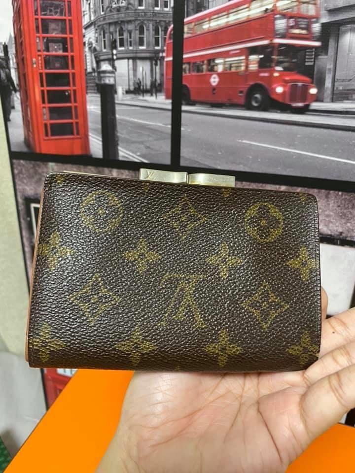 LOUIS VUITTON SMALL WALLET MONOGRAM (Category: Luxury Bags & Wallets) located in Quezon City. Submitted by grandeurluxe_ph (Listing ID 1016014424, Image 3). Description: ✅ WHAT U SEE ON PIC IS WHAT U GET INCLUDING FLAWS ✅PLUS 500 SHIPPING FEE FROM JAPAN TO PINAS ✅PRICE SLIGHTLY NEGOTIABLE ✅HALF DP IS REQUIRED FOR RESERVATION ✅DM ME FOR OTHER INQUIRES 😊.