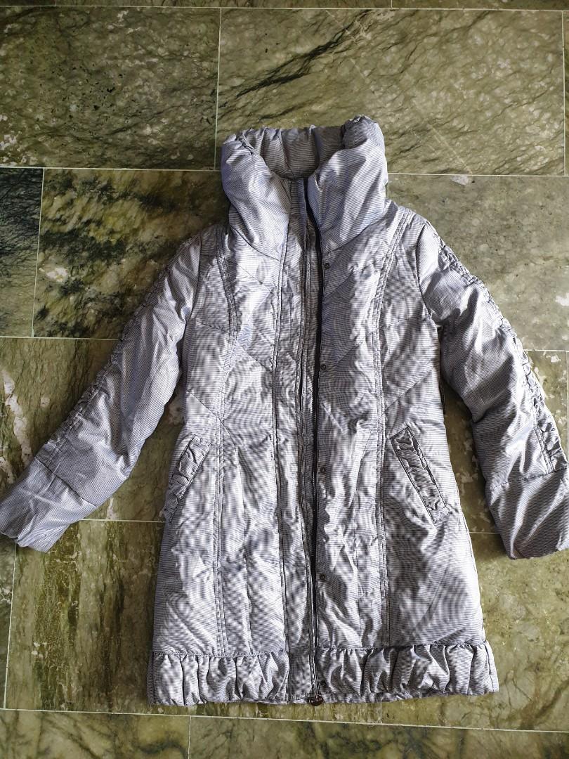 Winter Jacket (Category: Coats, Jackets and Outerwear) located in Singapore. Submitted by vgcl15 (Listing ID 1016038921, Image 1). Description: A gift from a friend. brand new. too tight for me. for someone who is size S. Not for the fussy. High neck : thick and keeps you warm. Jacket is till knee length..