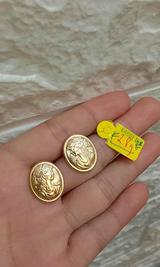 Cameo top earrings gold