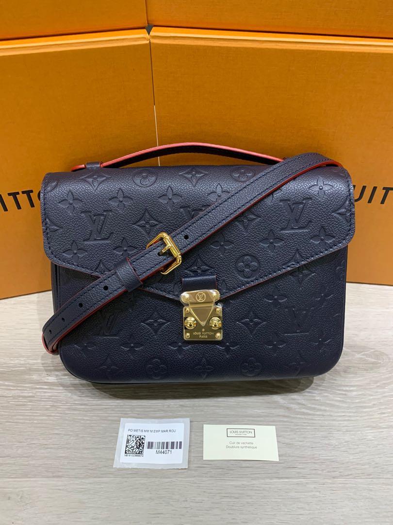 Pochette Metis empreinte marine rouge is it a defect?