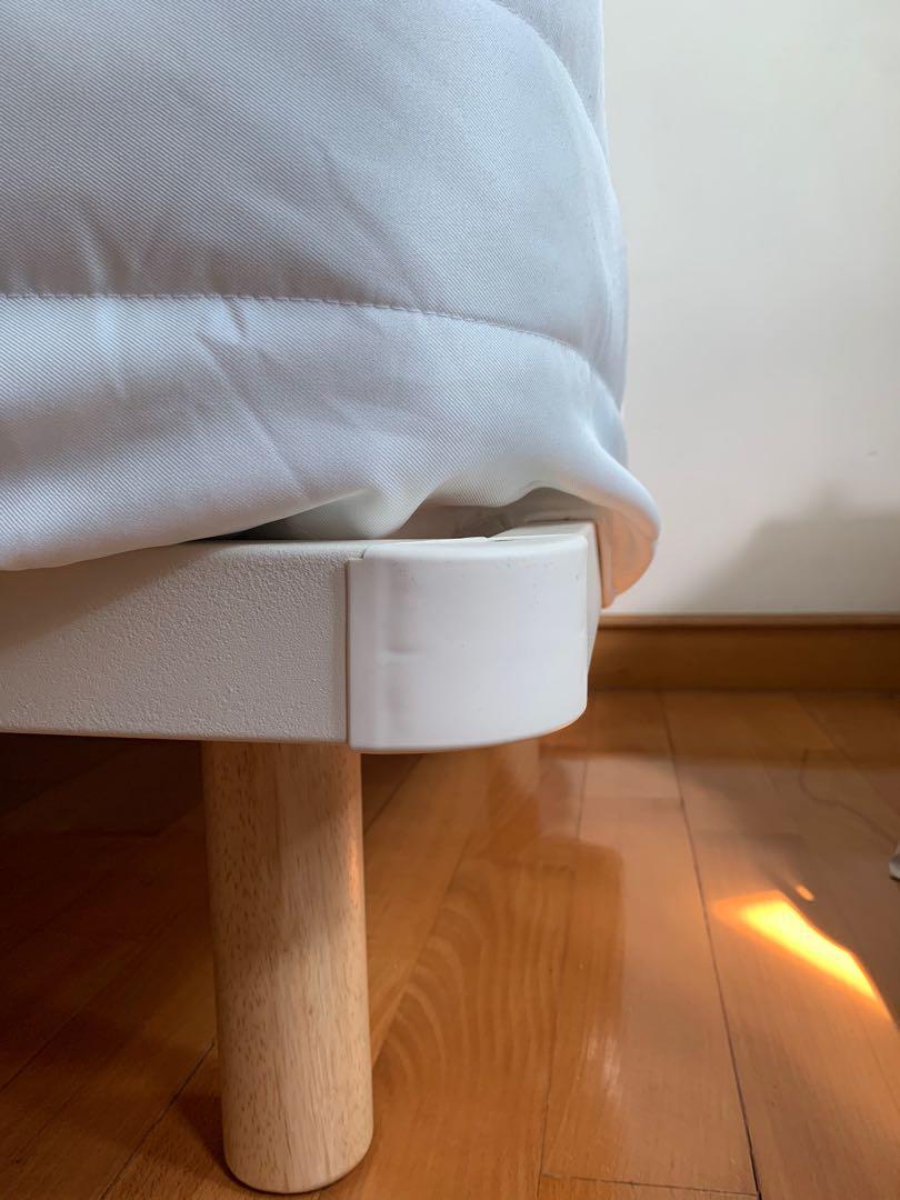 Muji bed metal frame with wooden legs and base, 傢俬＆家居, 傢俬 ...