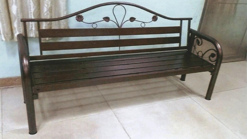 Queen S Metal Park Bench Home Furniture Furniture Fixtures Tables Chairs On Carousell