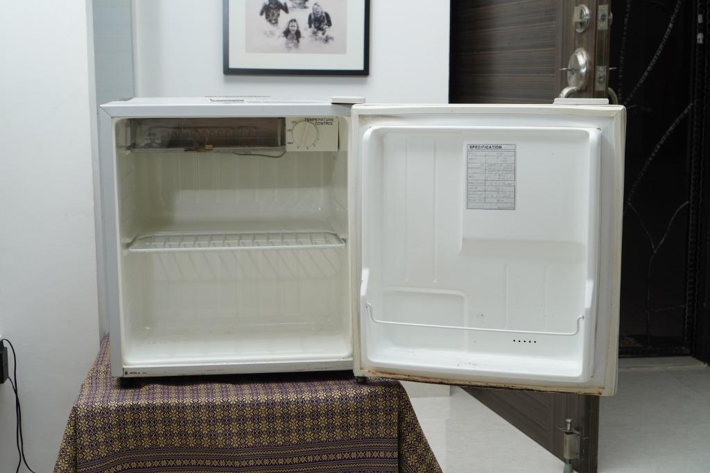 Samsung Mini Fridge SR055, TV & Home Appliances, Kitchen Appliances