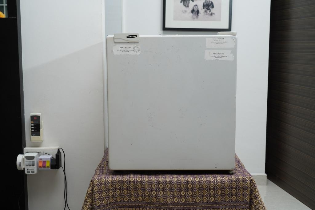 Samsung Mini Fridge SR055, TV & Home Appliances, Kitchen Appliances