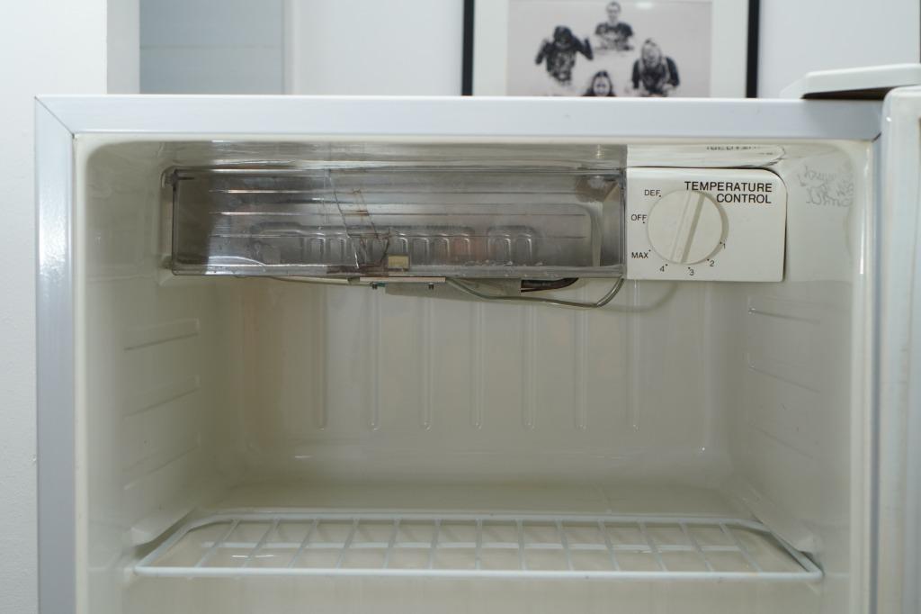 Samsung Mini Fridge SR055, TV & Home Appliances, Kitchen Appliances