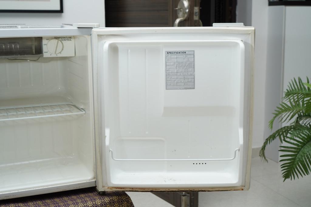 Samsung Mini Fridge SR055, TV & Home Appliances, Kitchen Appliances