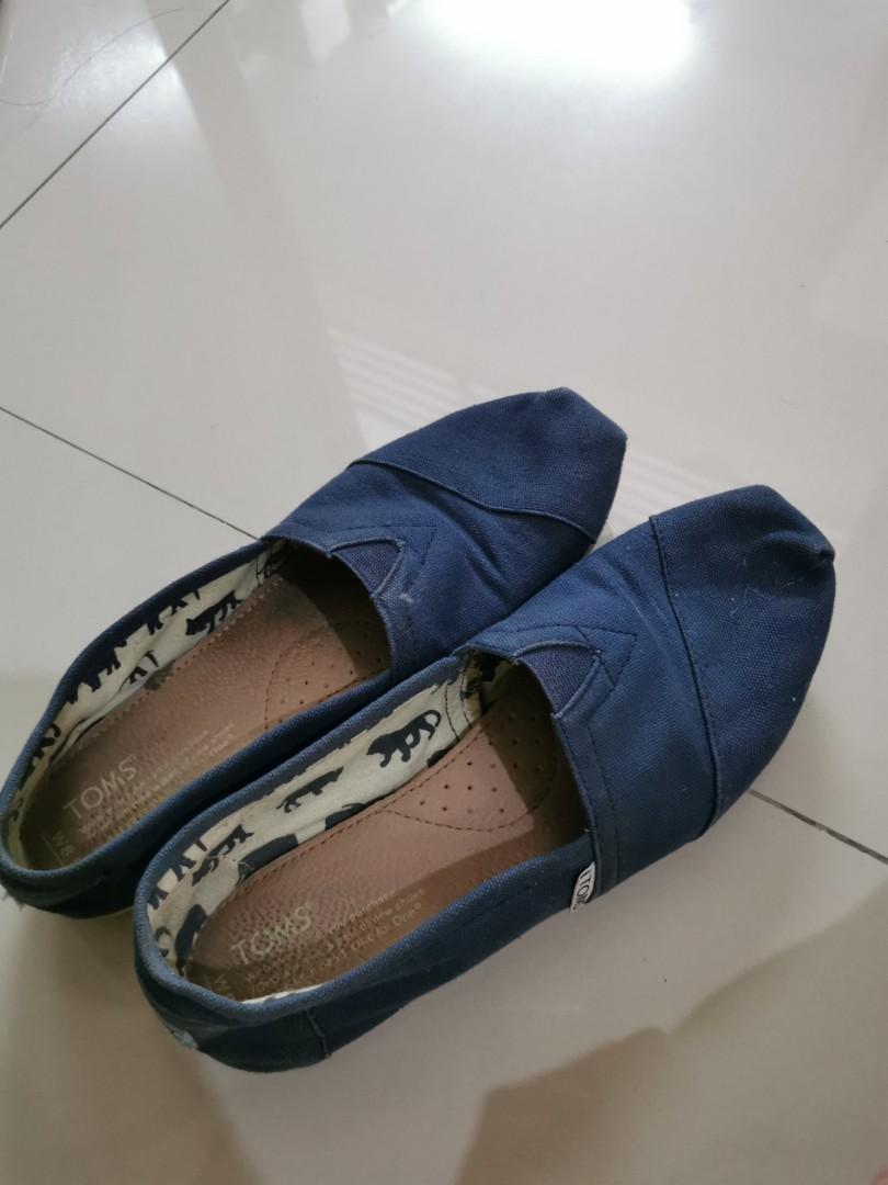 navy blue flat shoes