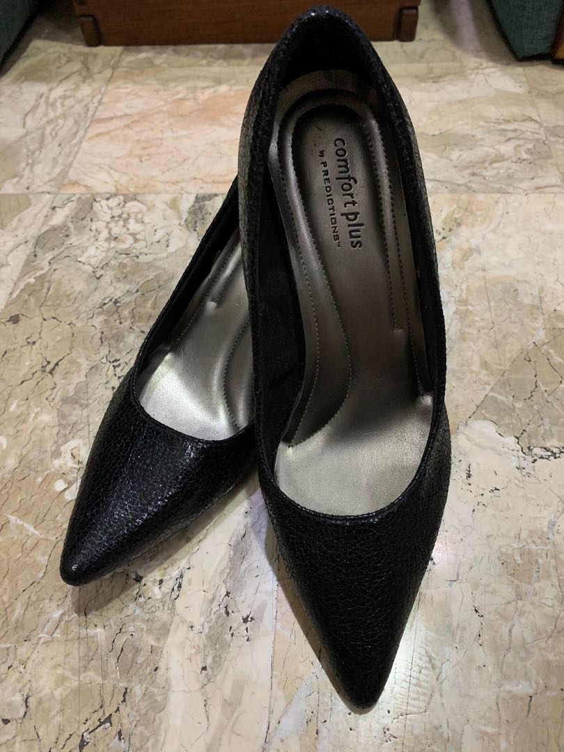 black pointed pumps