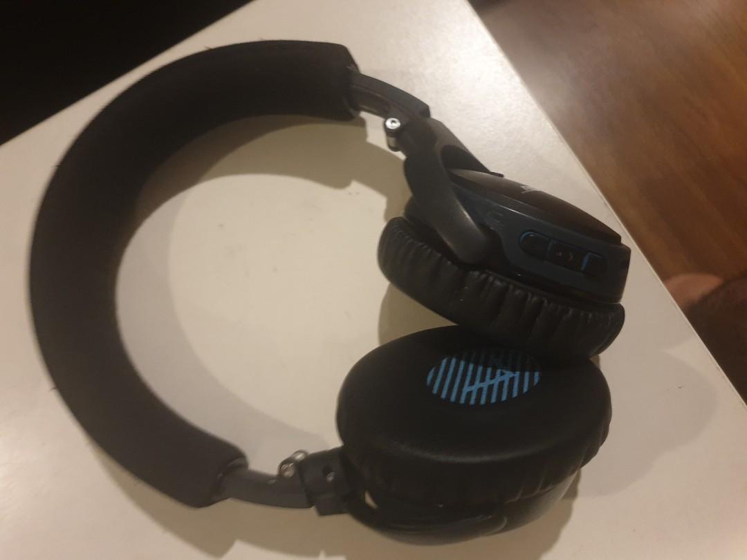 Bose OE (on ear) Bluetooth headphone (Category: Headphones & Headsets) located in Quezon City. Submitted by rickstuff (Listing ID 1016438099, Image 2). Description: Original pre loved Bose OE headphone. Bluetooth, wireless with case. Earpads still good. Charging port a bit loose, ( you have to adjust for charging and turning on power). Payment gcash or bank transfer. Delivery Via lalamove or grab..
