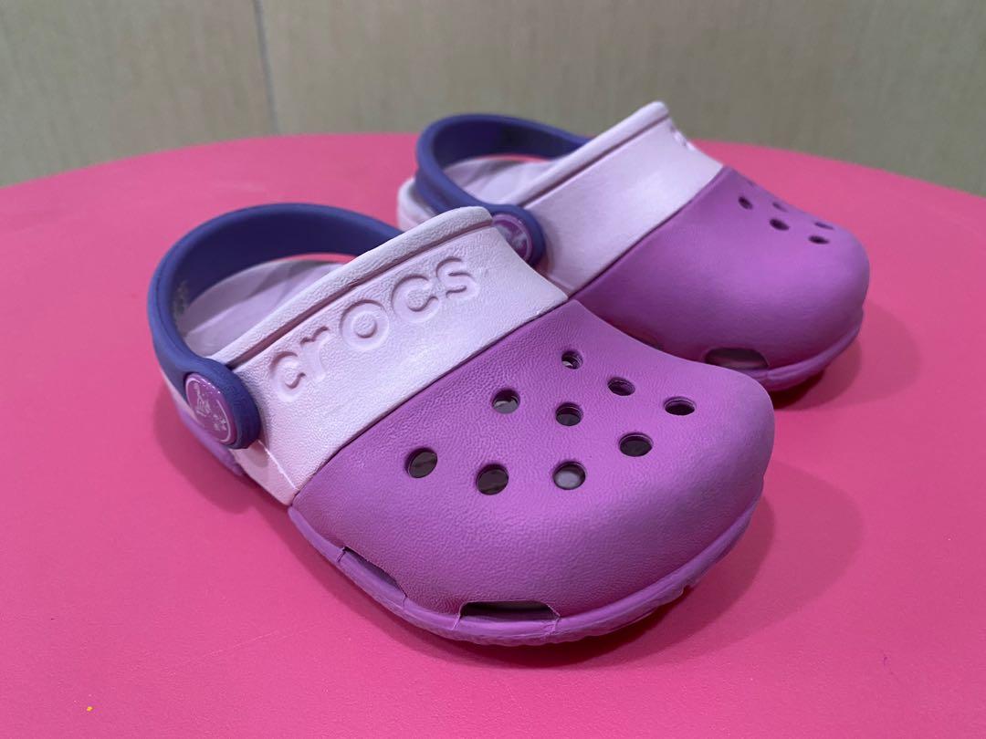 Crocs size 6C color is fuschia pink 
