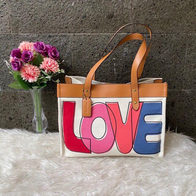 Coach tote 33 2025 with love print