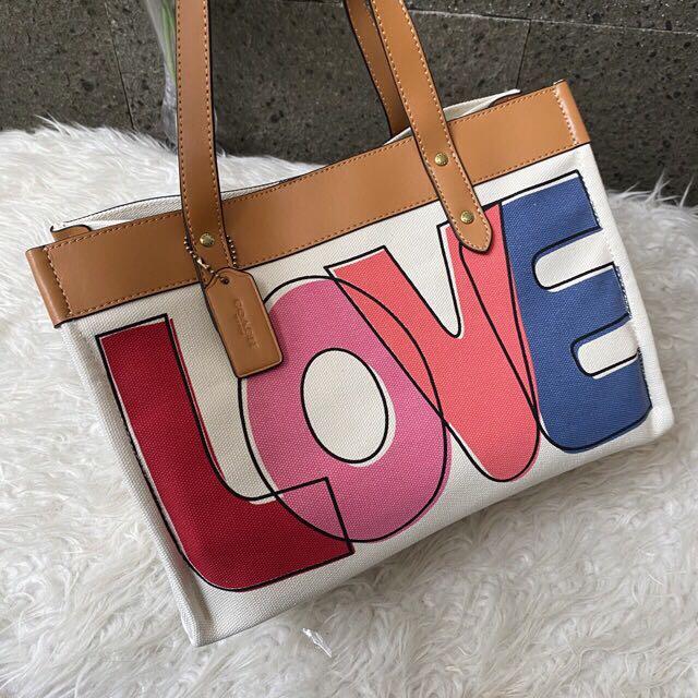 Coach tote 33 with love print deals