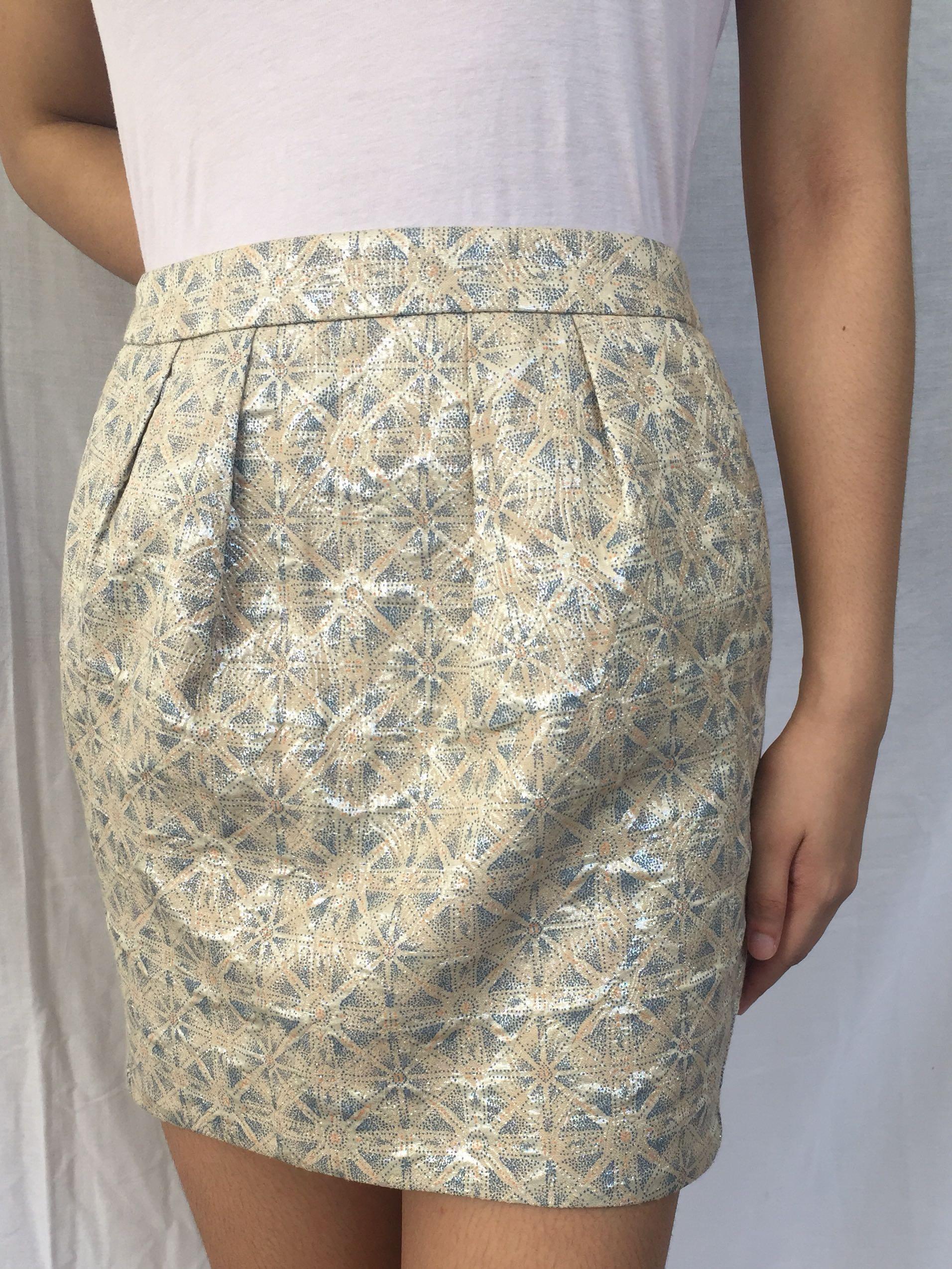 Textured mini skirt with shiny details (Category: Skirts) located in Paranaque City. Submitted by closedcycle (Listing ID 1016649205, Image 2). Description: ✨perfect for a night out ✨with zipper closure at the back ✨ has pockets on both‼️ sides ✨ good quality cloth, texture is so nice 26-27” waistline 16” length.