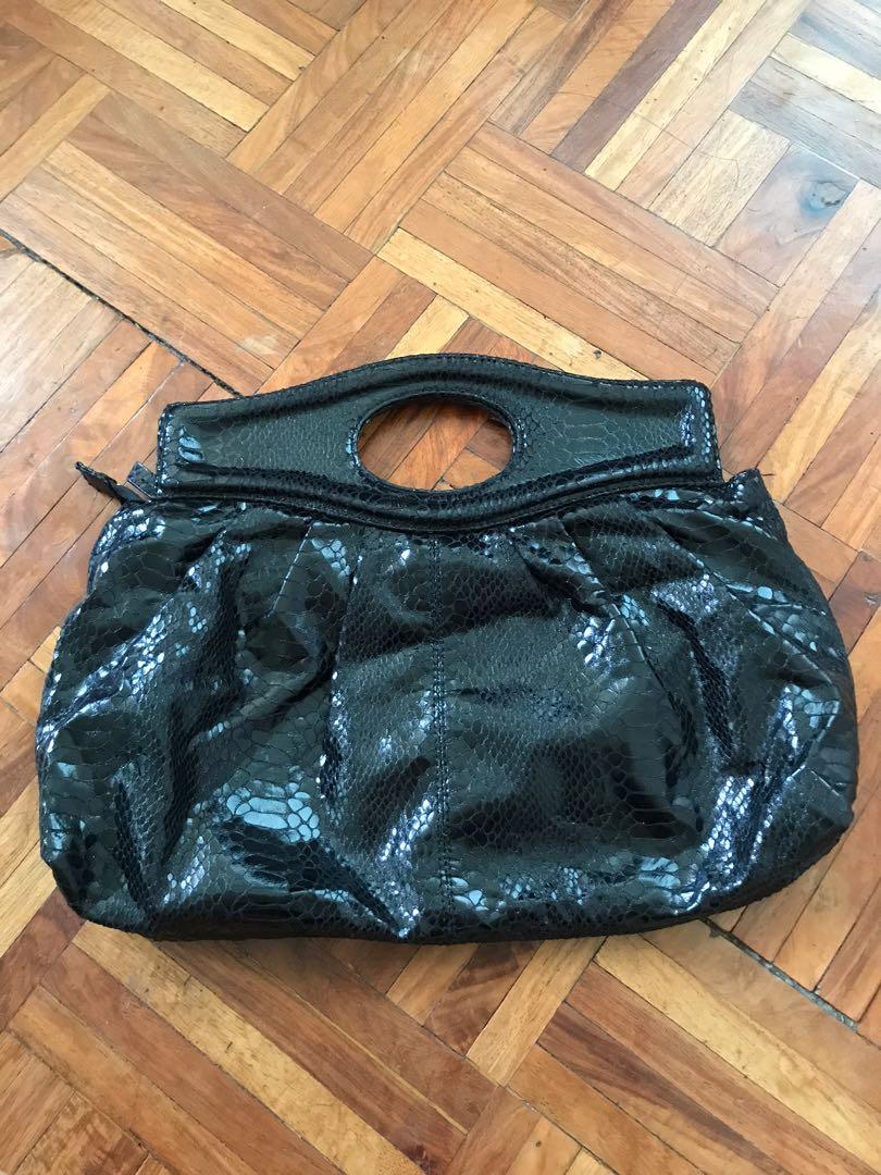 The Limited handbag (Category: Tote Bags) located in Paranaque City. Submitted by superpeanut (Listing ID 1016469696, Image 1). Description: The Limited faux snakeskin handbag Used but in excellent condition 40 x 31 x 7 cm Bought in the US Very lightweight and roomy Intact zippers Clean inside and out Provisions for phone, keys, zipped inner compartment BPI deposit only LBC or JRS.
