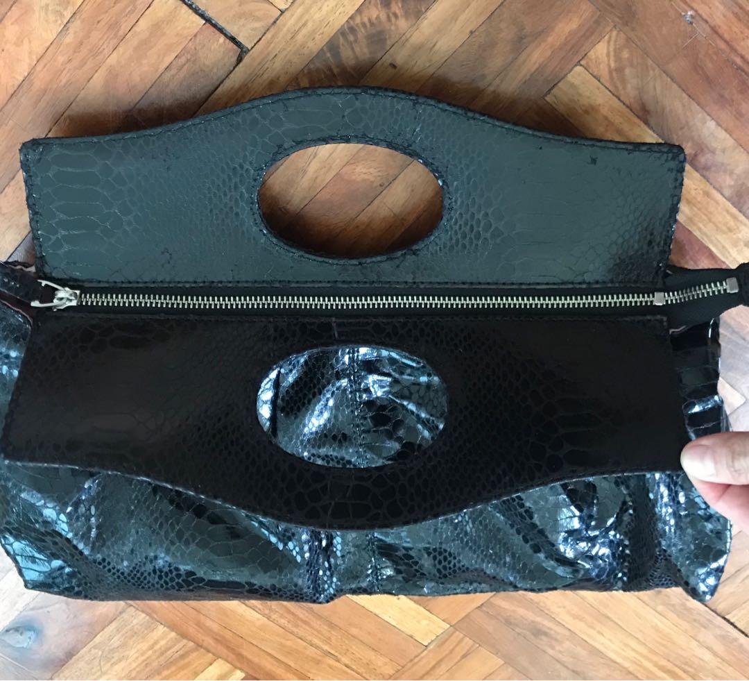 The Limited handbag (Category: Tote Bags) located in Paranaque City. Submitted by superpeanut (Listing ID 1016469696, Image 2). Description: The Limited faux snakeskin handbag Used but in excellent condition 40 x 31 x 7 cm Bought in the US Very lightweight and roomy Intact zippers Clean inside and out Provisions for phone, keys, zipped inner compartment BPI deposit only LBC or JRS.
