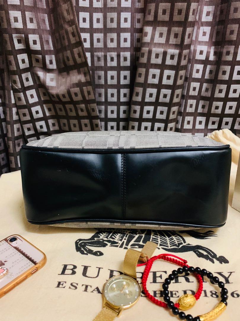 Authentic Burberry London Small Hobo bag (Category: Luxury Bags & Wallets) located in Manila. Submitted by authentic.holdalls_88 (Listing ID 1016868510, Image 3). Description: 💯% authentic and in very good condition (party or kilikili hobo bag).