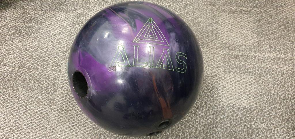 Track Alias (Category: Activewear) located in Singapore. Submitted by destan74 (Listing ID 1016917318, Image 2). Description: Track Alias, 15 lbs. Finger re-plug with turbo switch grip. Insert not included. http://www.trackbowling.com/products/retired-balls/alias#:~:text=Alias%20Product%20Notes,into%20any%20desired%20ball%20motion..