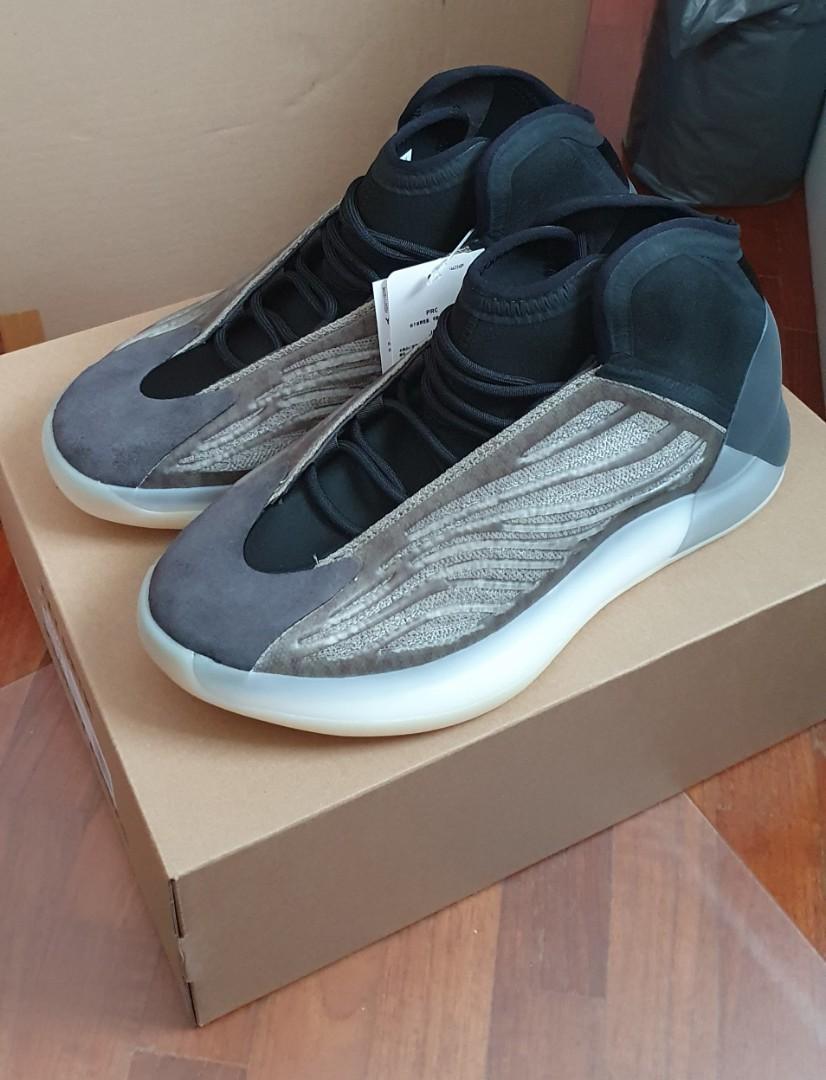 Kanye West gave out YEEZY QNTM new shoes for free in Chicago.
