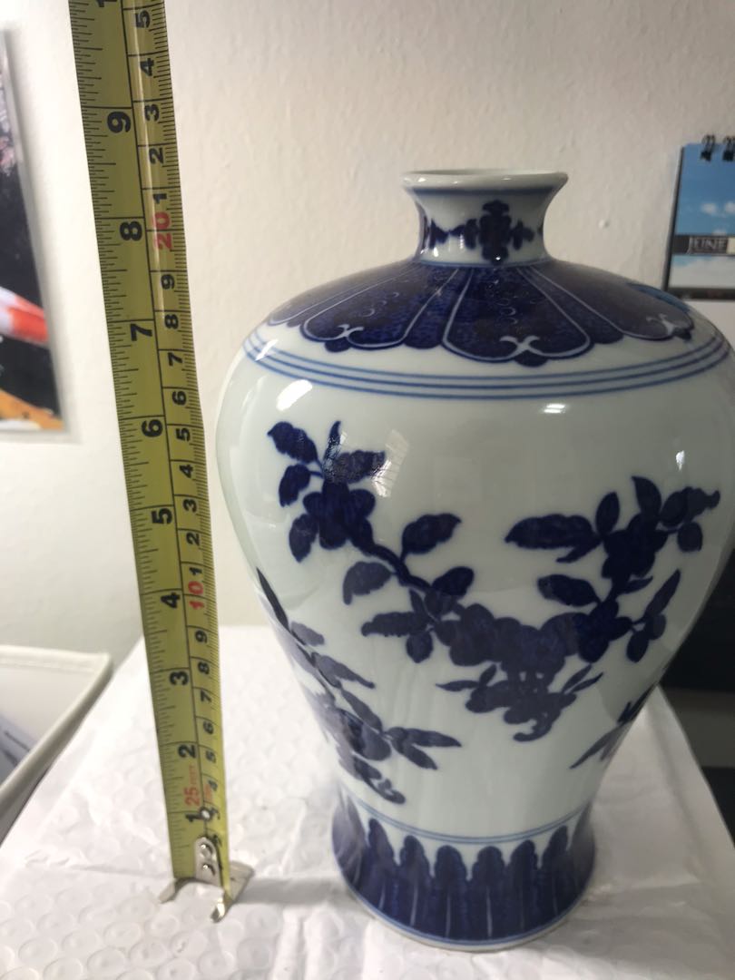 【高级仿清瓷品】仿清白瓷青花缠枝花卉梅瓶（署款六字：大清乾隆