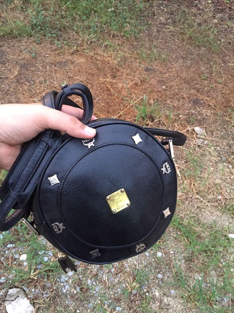 Mcm round online sling bag