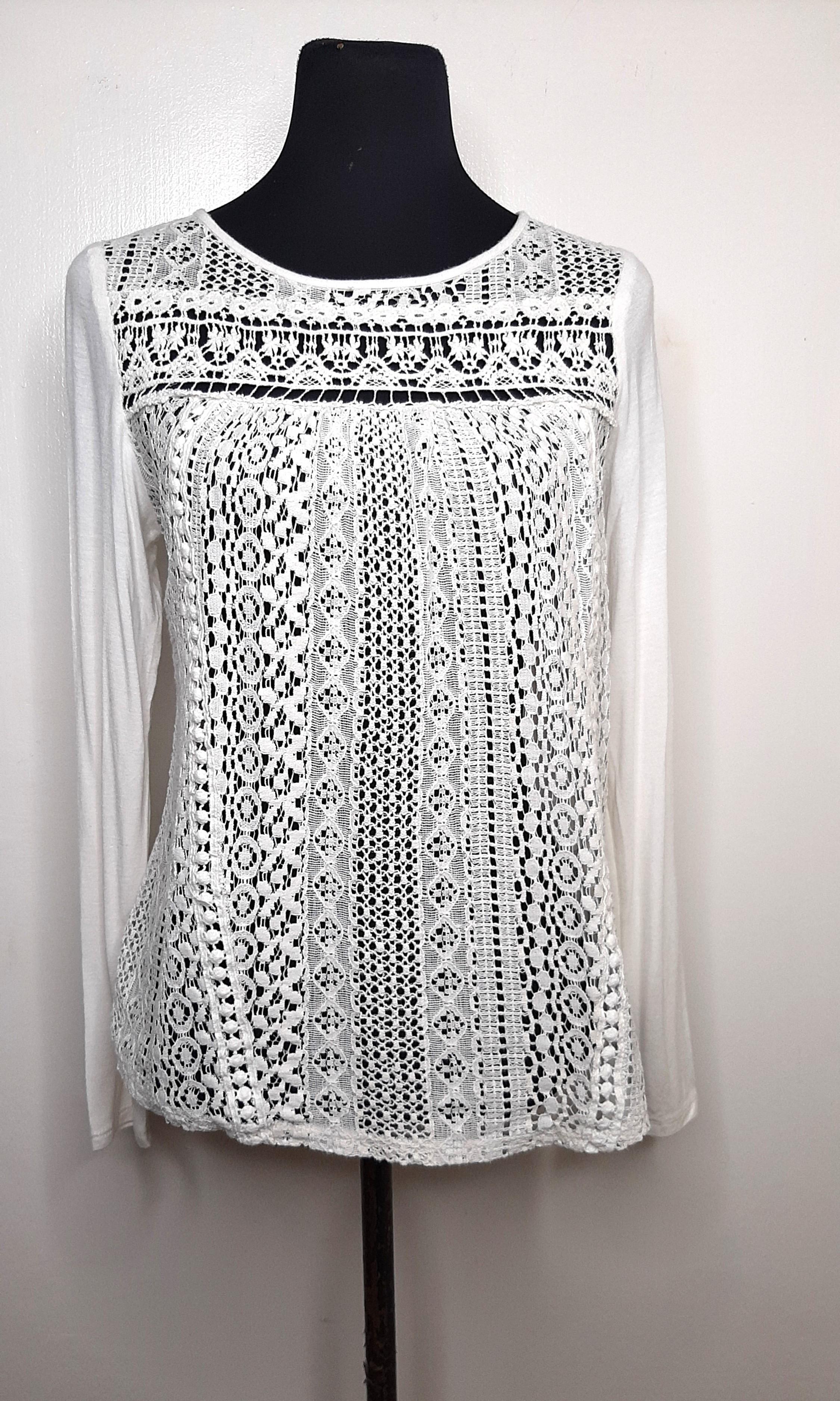 Charlotte Russe Embroidered Longsleeves White (Category: Longsleeves) located in Los Banos. Submitted by yannymae (Listing ID 1017120195, Image 2). Description: Fits up to Large size.