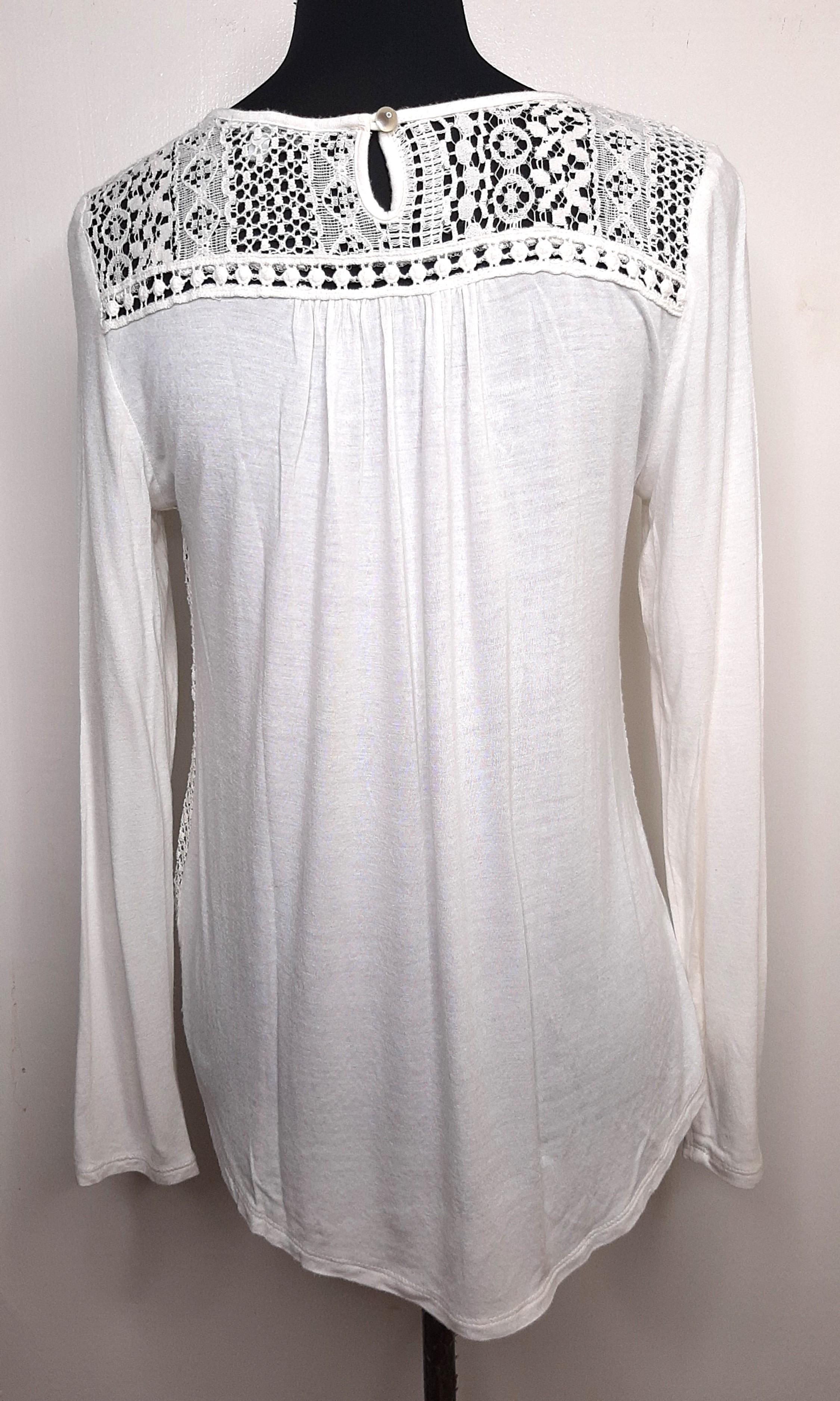Charlotte Russe Embroidered Longsleeves White (Category: Longsleeves) located in Los Banos. Submitted by yannymae (Listing ID 1017120195, Image 3). Description: Fits up to Large size.