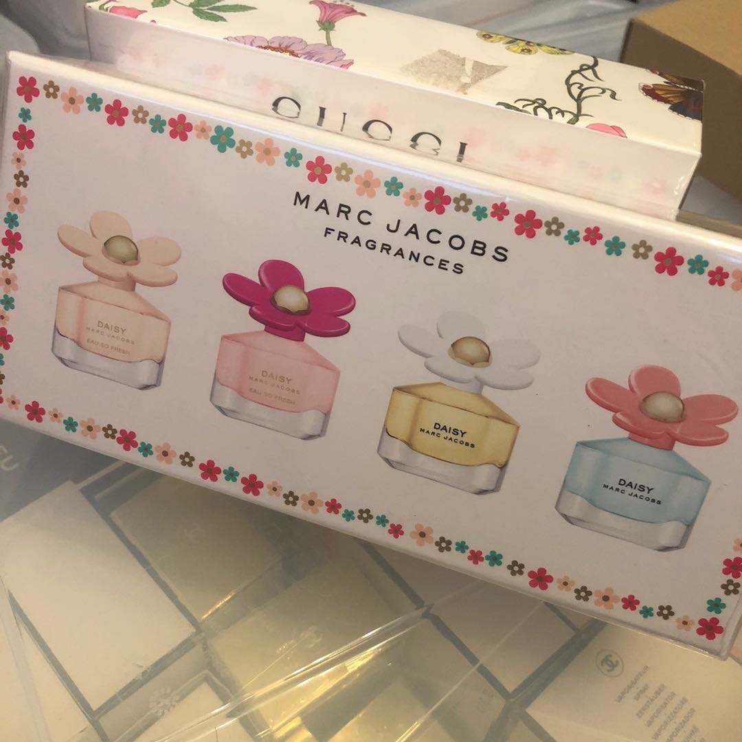 Marc Jacobs Daisy Miniature Perfume Set迷你香水套裝, 女裝, 手袋及銀包, 長銀包 Carousell