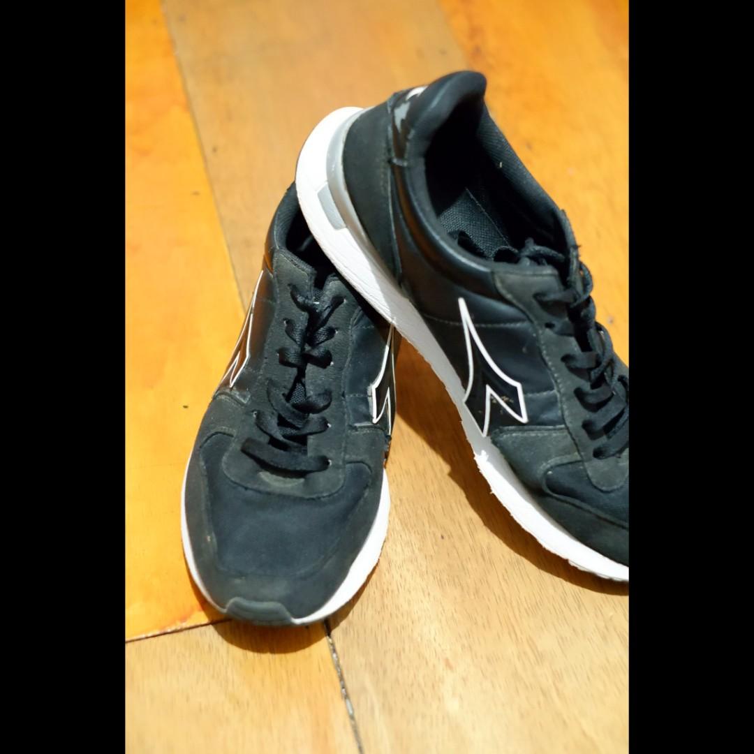 Sepatu Diadora Hitam Fesyen Pria Sepatu Sneakers Di Carousell