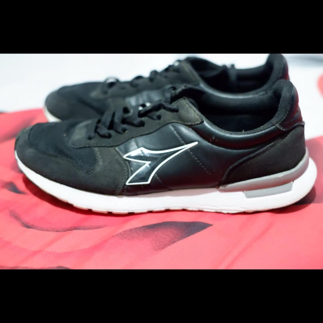 Sepatu Diadora Hitam Fesyen Pria Sepatu Sneakers Di Carousell