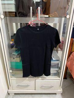 Uniqlo. Black tshirt