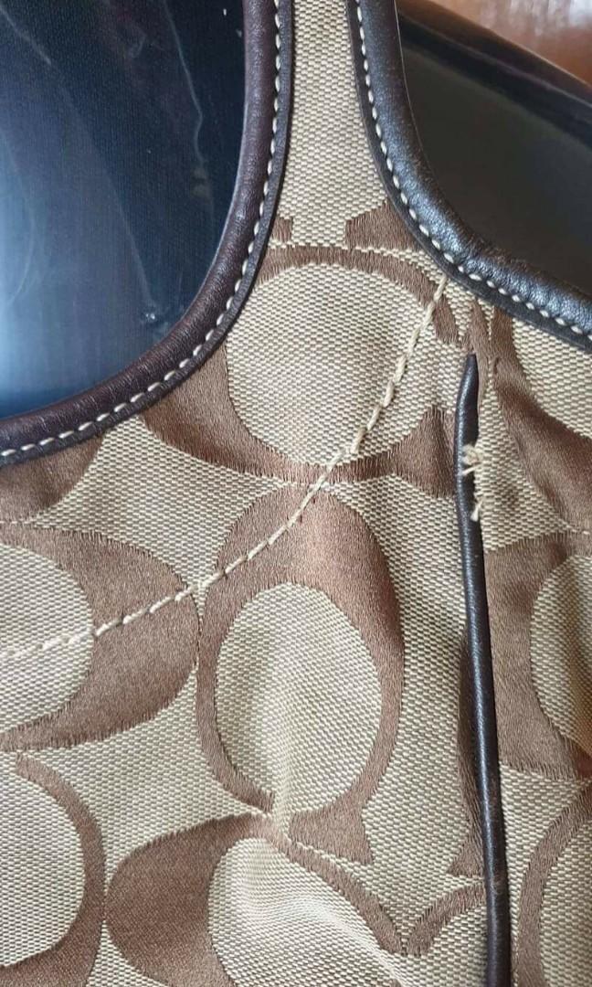 Coach Shoulder Bag (Category: Shoulder Bags) located in Muntinlupa City. Submitted by charm_alberto (Listing ID 1010908660, Image 3). Description: Preloved COACH bag Guaranteed Original Clean In and out. Still in good condition except for a minor flaw. See photo. Not noticeable when bag is worn..