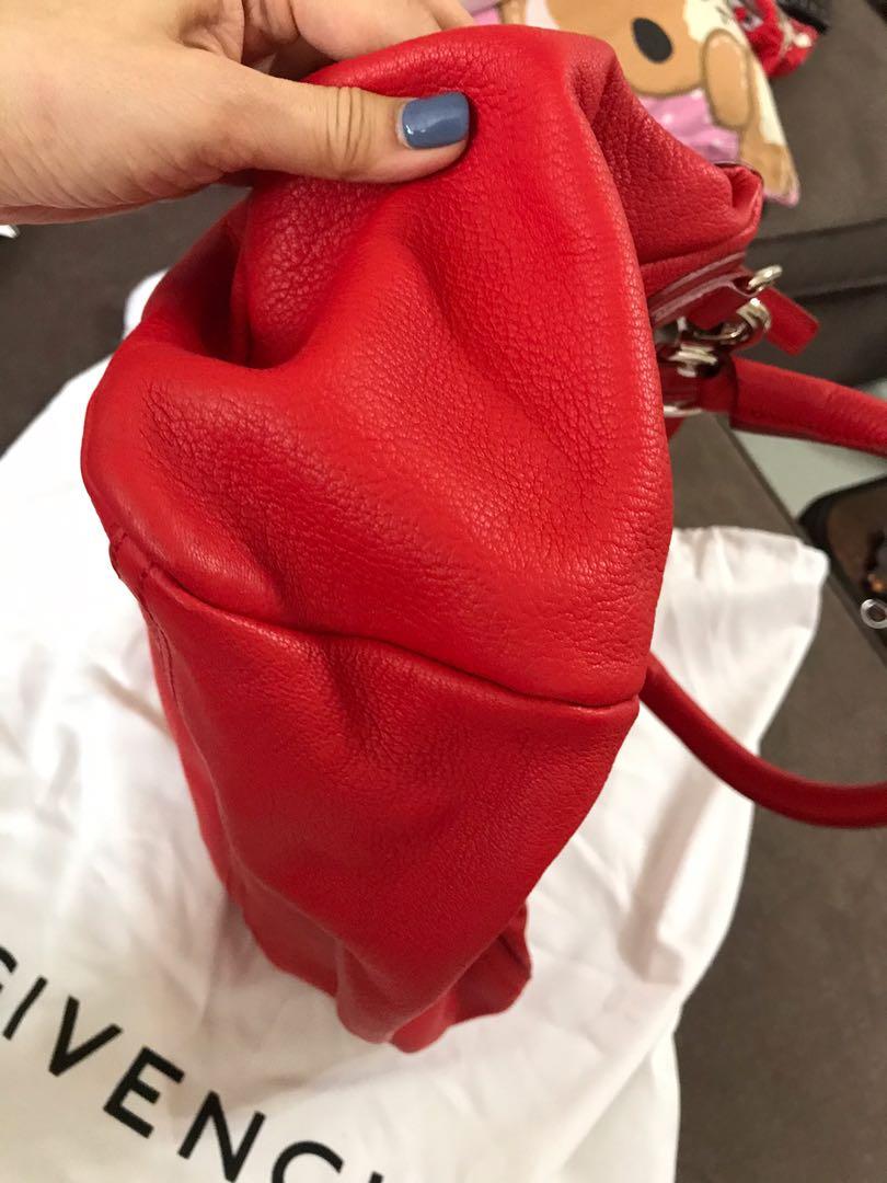 Givenchy （分類：手袋及銀包）位於 Hong Kong。 由 hyshys_mini 提交（商品編號 1010846953，圖片 3）。簡介： - 有塵袋 - 有正常使用痕跡 - 近全新。