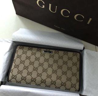 Gucci Supreme GG Zip Wallet