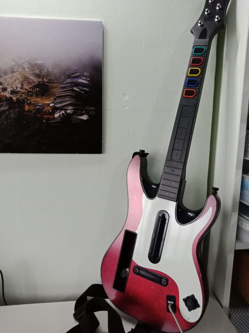 Guitar hero guitar for Wii /Wii u (just put controller inside, Video