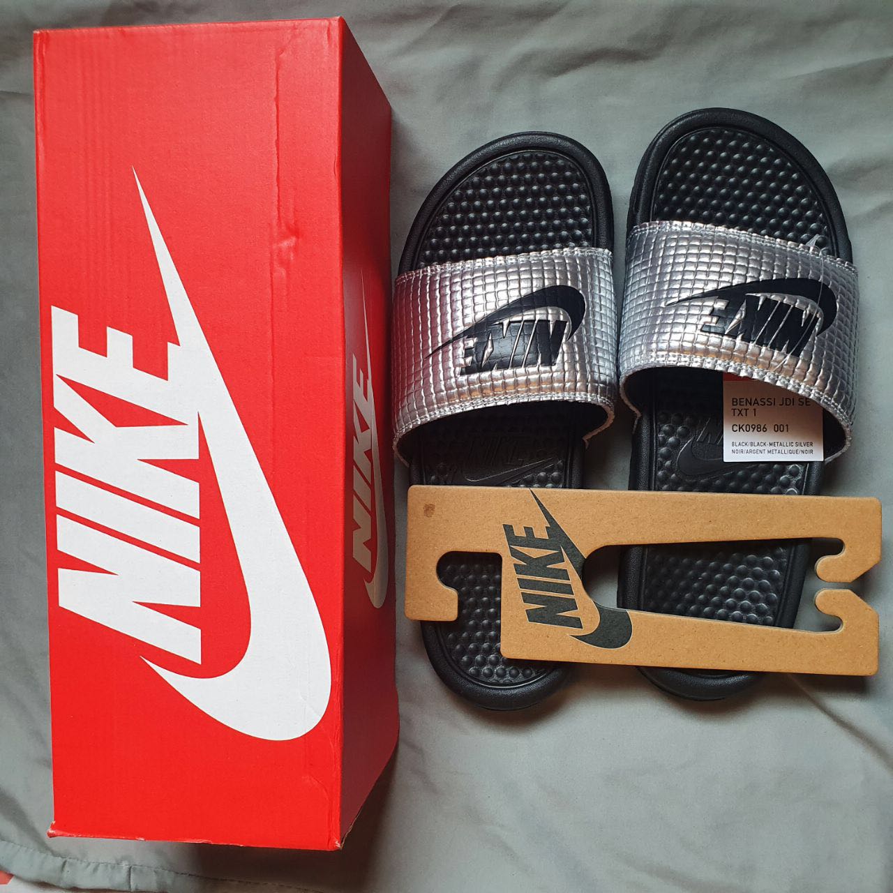 nike benassi jdi text se