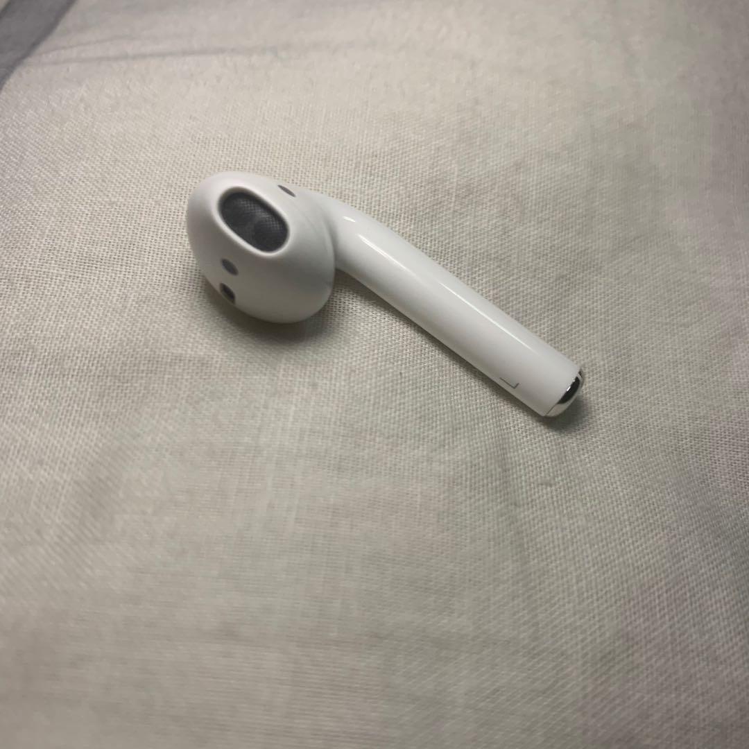AirPods Gen 1 LEFT PIECE only !!! (Category: Earphones) located in Mandaluyong City. Submitted by lady.lannister (Listing ID 1017230985, Image 2). Description: AirPods Gen 1 LEFT PIECE only !!! 2500 FIXED price 💯 Original Disclaimer: ✅ Please make sure your charging case is original and legit. ✅ Please make sure your right AirPod is original and Gen 1 only, to ensure proper connection..