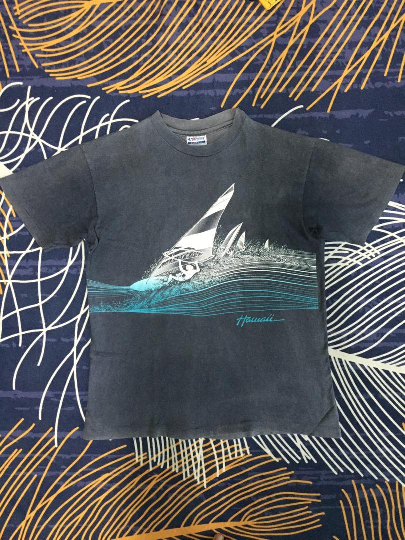 BAJU BUNDLE (Category: Tshirts & Polo Shirts) located in Beluran. Submitted by echamgemuk (Listing ID 1017205970, Image 1). Description: BAJU HAWAII VINTAGE!! PIT 19.5/LABUH 26 TAG HANES (KAIN 100cotton LAMA) MADE IN U.S.A. JAHIT SINGLE ATAS BAWAH BEBAS TULANG TEPI KONDISI 8.5/10 HARGA TERMASUK POS 👍🏼 PRINT DEPAN SAHAJA BELAKANG KOSONG WARNA BAJU PUDAR PUDAR MANJA TAPI MASIH HENSEM DI JALAN RAYA 😍.